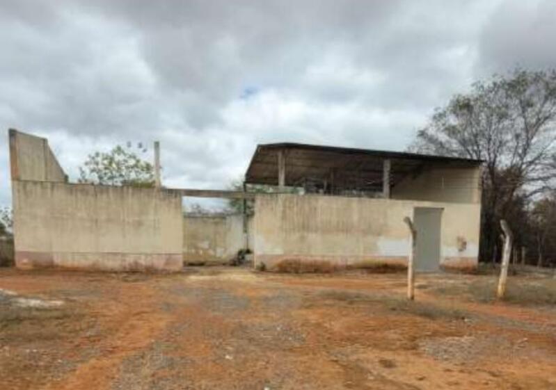 UMA ÁREA DE 9.756m², COM GALPÃO E DIVERSAS BENFEITORIAS, EM ITUAÇU/BA - leilão judicial - Ituaçu BA - lance mínimo R$ 462.000