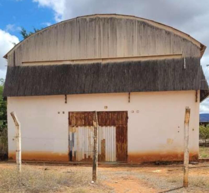 LOTE 001 UMA ÁREA DE 9.756m², COM GALPÃO E DIVERSAS BENFEITORIAS, EM ITUAÇU/BA, localizado em Ituaçu - BA
