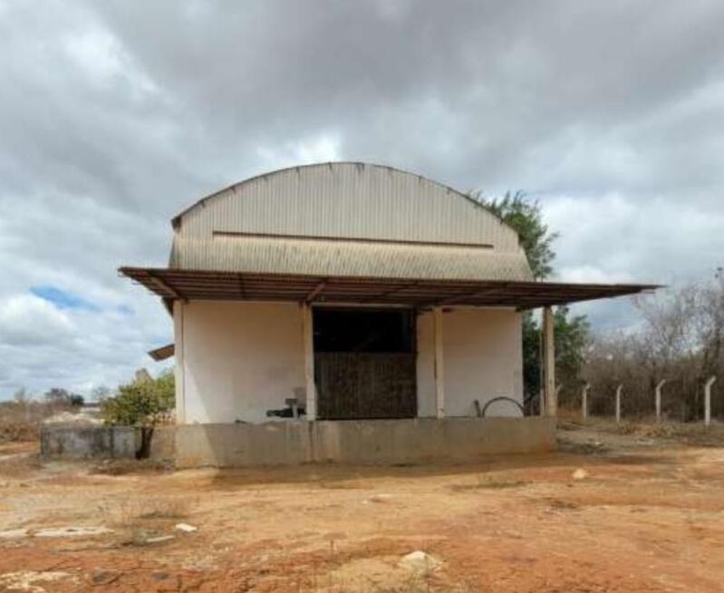 LOTE 001 UMA ÁREA DE 9.756m², COM GALPÃO E DIVERSAS BENFEITORIAS, EM ITUAÇU/BA, localizado em Ituaçu - BA