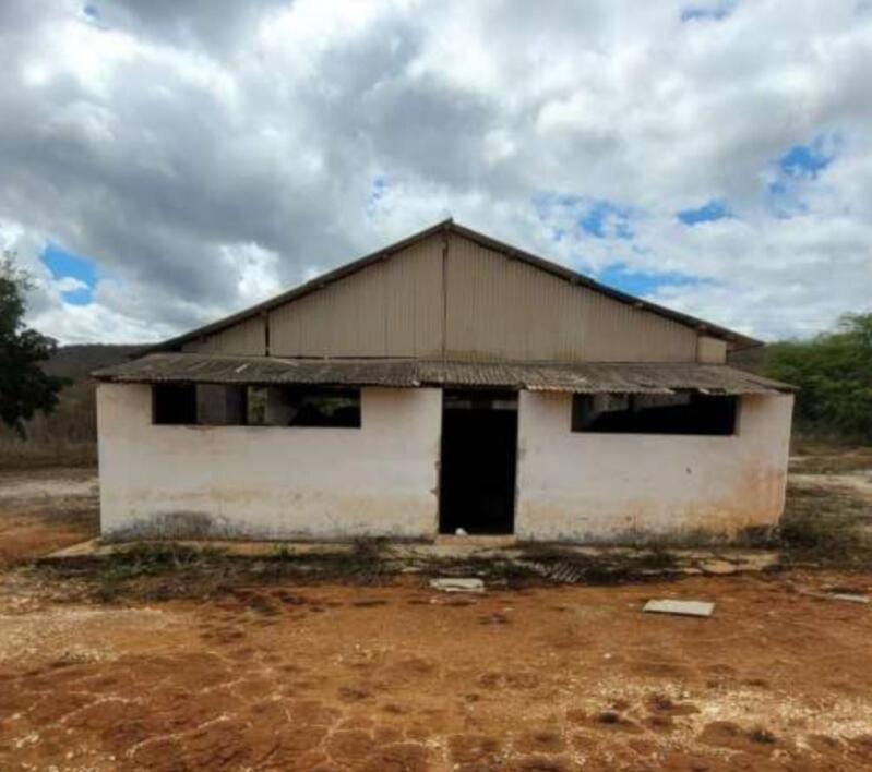 LOTE 001 UMA ÁREA DE 9.756m², COM GALPÃO E DIVERSAS BENFEITORIAS, EM ITUAÇU/BA, localizado em Ituaçu - BA