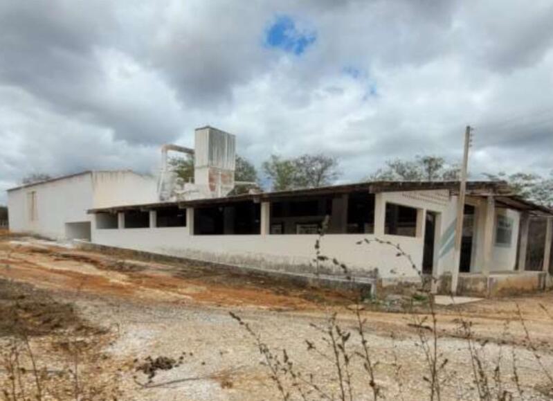 LOTE 001 UMA ÁREA DE 9.756m², COM GALPÃO E DIVERSAS BENFEITORIAS, EM ITUAÇU/BA, localizado em Ituaçu - BA