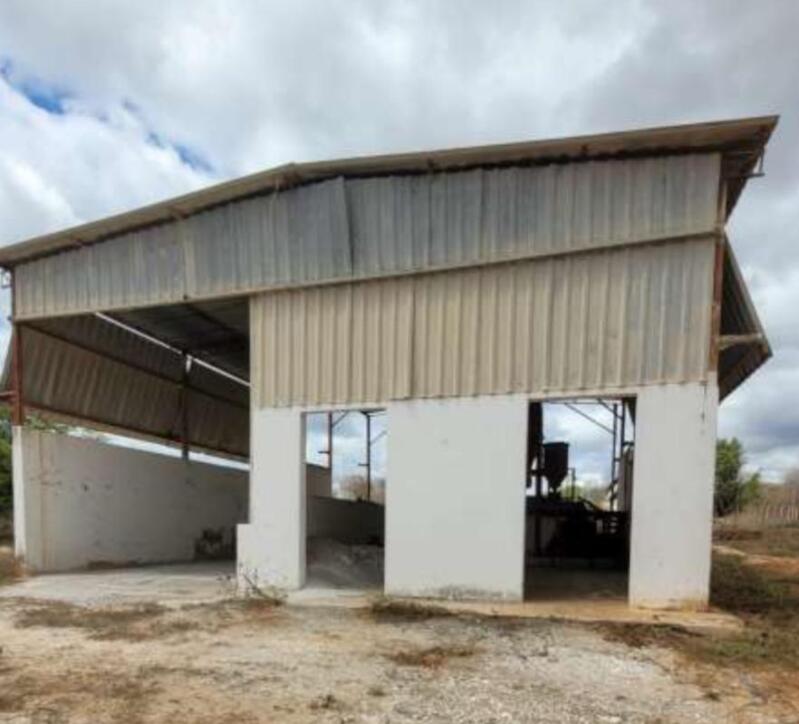 LOTE 001 UMA ÁREA DE 9.756m², COM GALPÃO E DIVERSAS BENFEITORIAS, EM ITUAÇU/BA, localizado em Ituaçu - BA