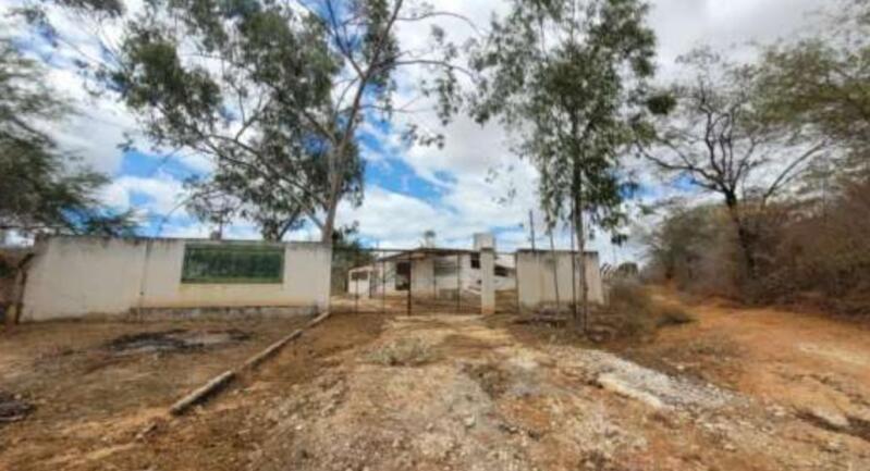 LOTE 001 UMA ÁREA DE 9.756m², COM GALPÃO E DIVERSAS BENFEITORIAS, EM ITUAÇU/BA, localizado em Ituaçu - BA