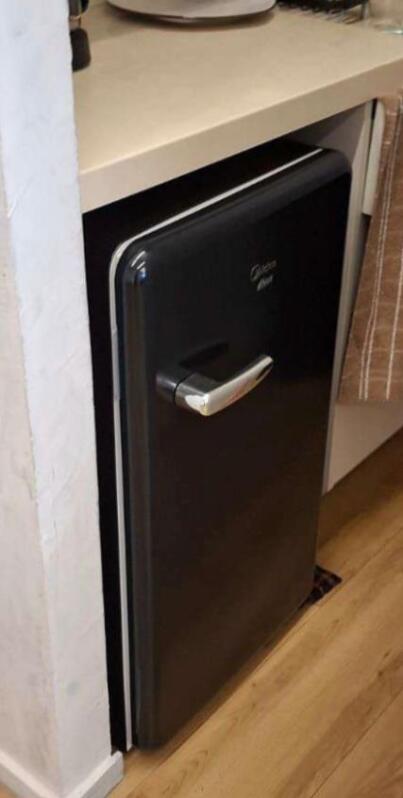 CADEIRA RAMONA /QUATRO CORTINA ROLON SOLAR/ DUAS TV SMART LG 43/ MESA P/ SALA JANTAR, ENTRE OUTROS.